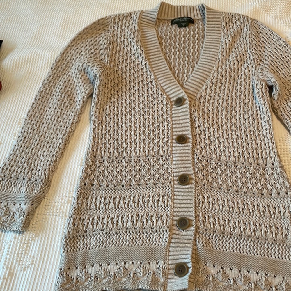 Eddie Bauer slim fit in cotton cardigan sweater. Size medium